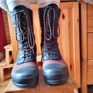 Hunter Quilted Lace Up Boots --FACTORY SAMPLE--